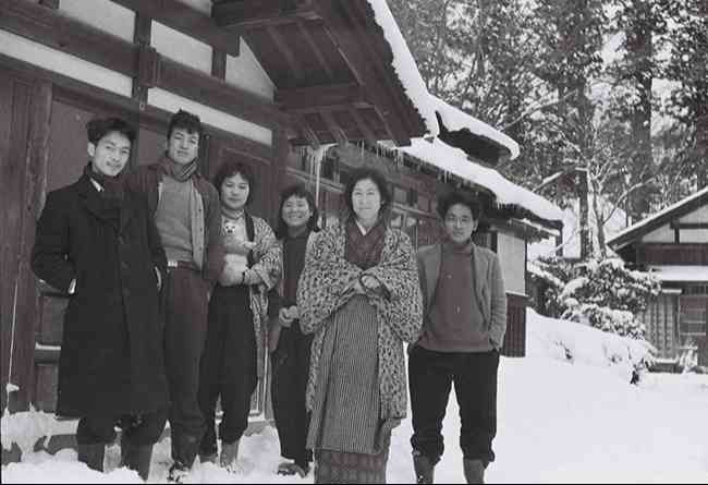 戸嶋靖昌（最左）、母ミツヱ（右から二番目）、戸嶋家の前で