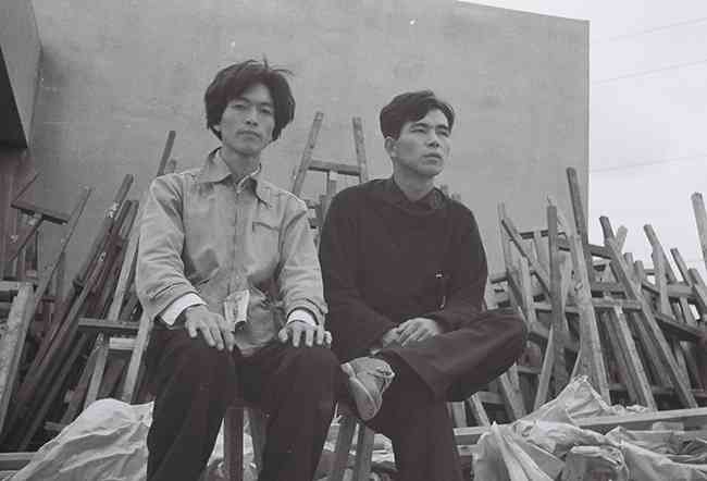 武蔵野美術学校に入学したての頃の戸嶋靖昌（左）1953年頃