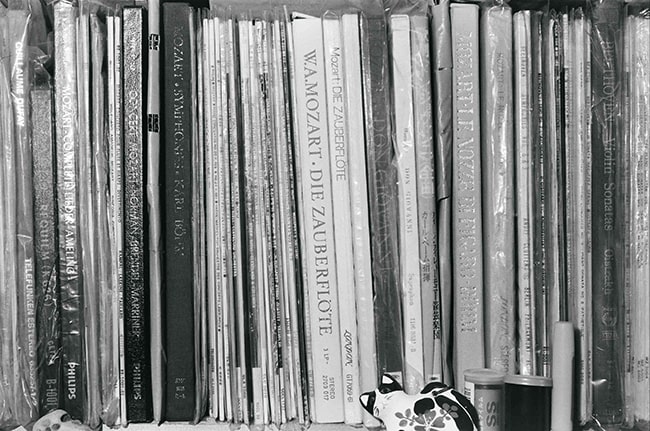 戸嶋靖昌の持っていたレコードや音楽機材　撮影：チョン・セヨン