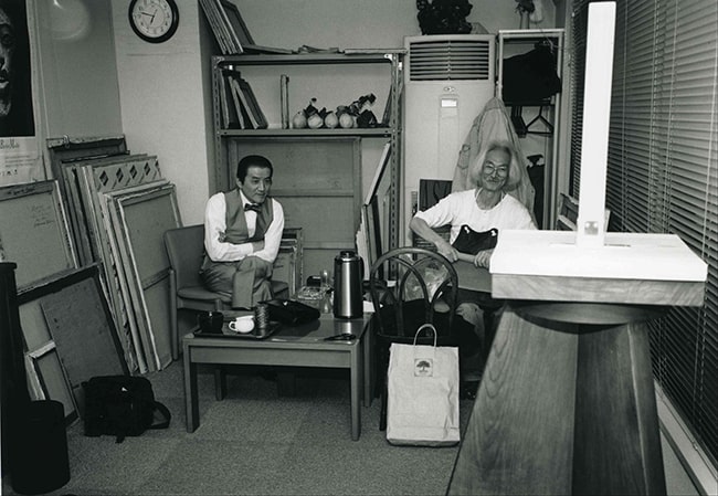 虎ノ門にあった執行の会社の中のアトリエにて　戸嶋靖昌（右）、執行草舟（左）　2004年